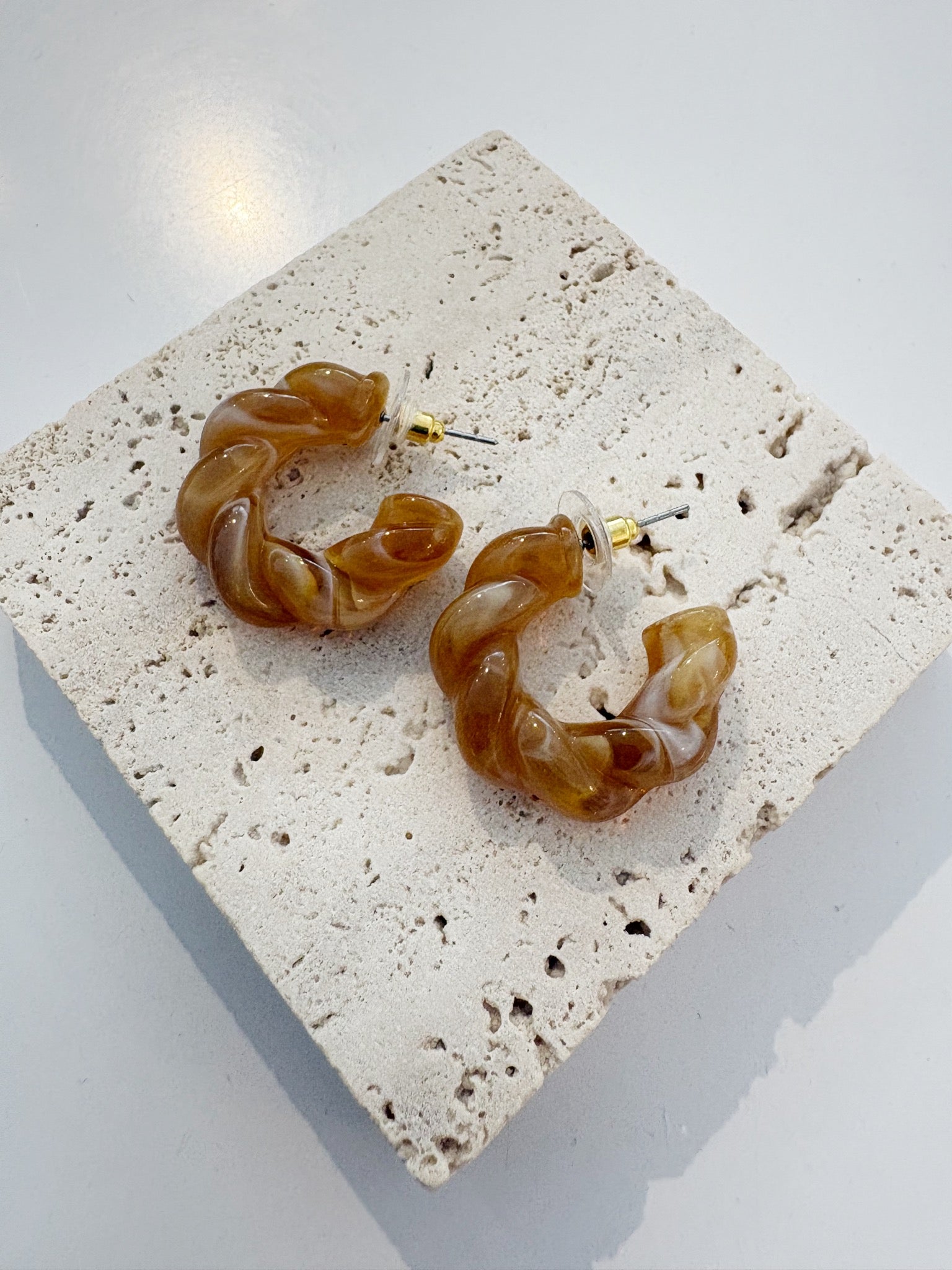 1" Resin Twist Post Hoop Earrings {Caramel}