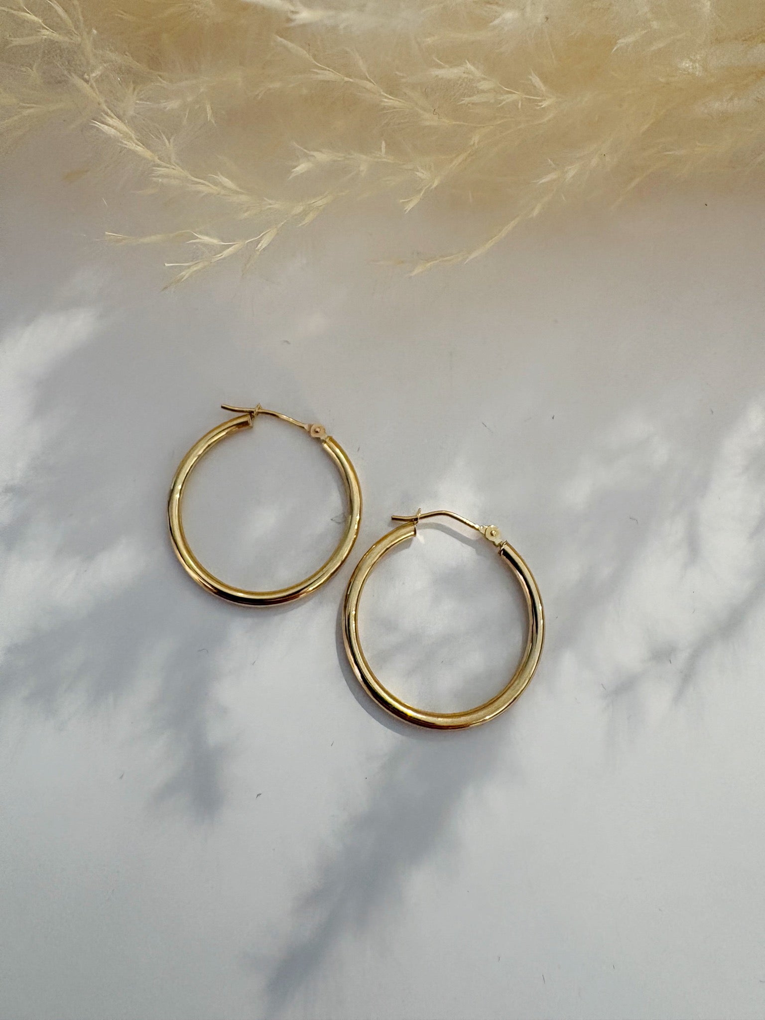 1" Saddleback Hoops {14kt/Estate}