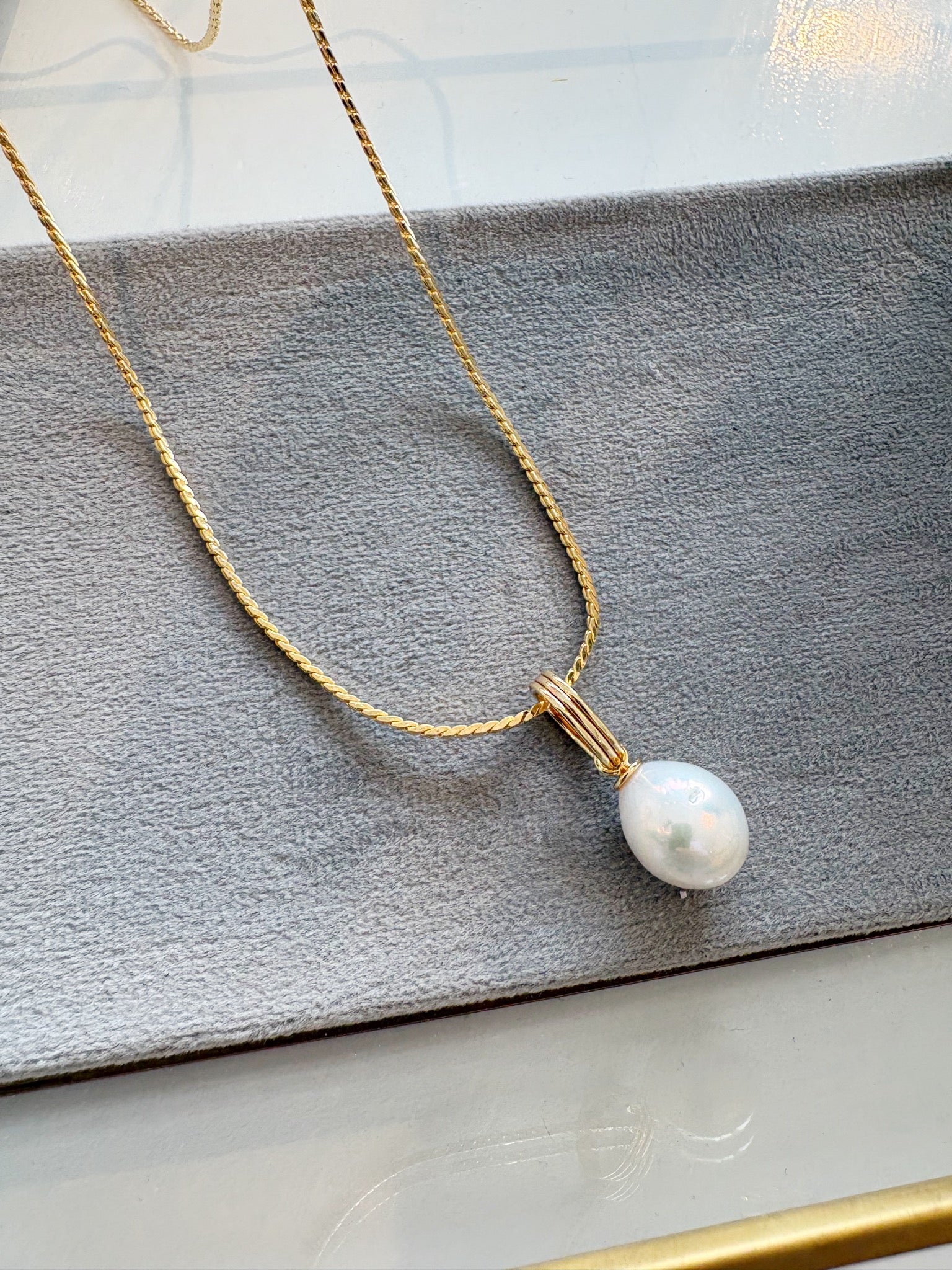 Perla Charm on Andee Chain Necklace {Gold}