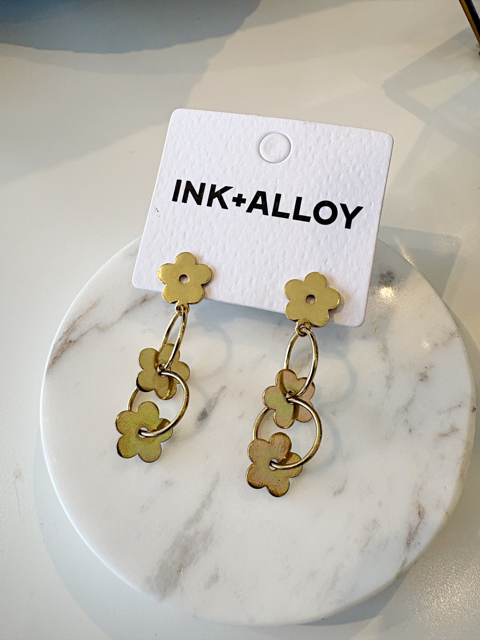 Daisy Floral Chain Post Earrings {Gold}