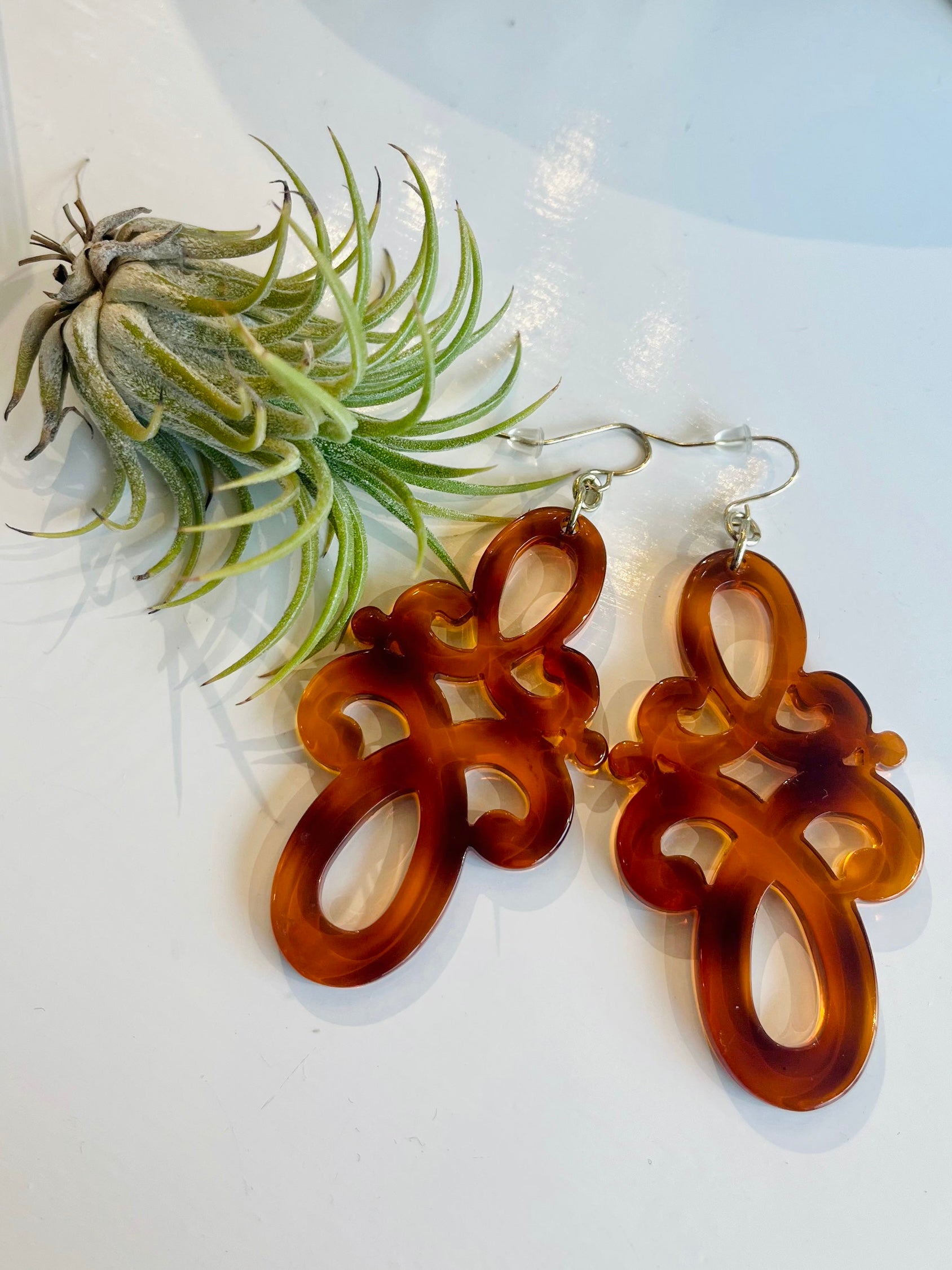 Double Scroll Resin Earring {Tortoise}